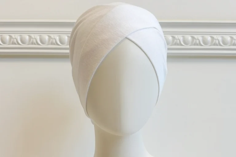 Bonnet Croisé Blanc sur mannequin