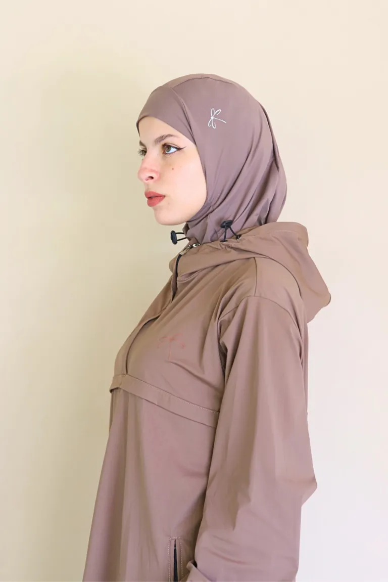 SurveÌtement Femme VoileÌe Marron Audacieuse de coteÌ