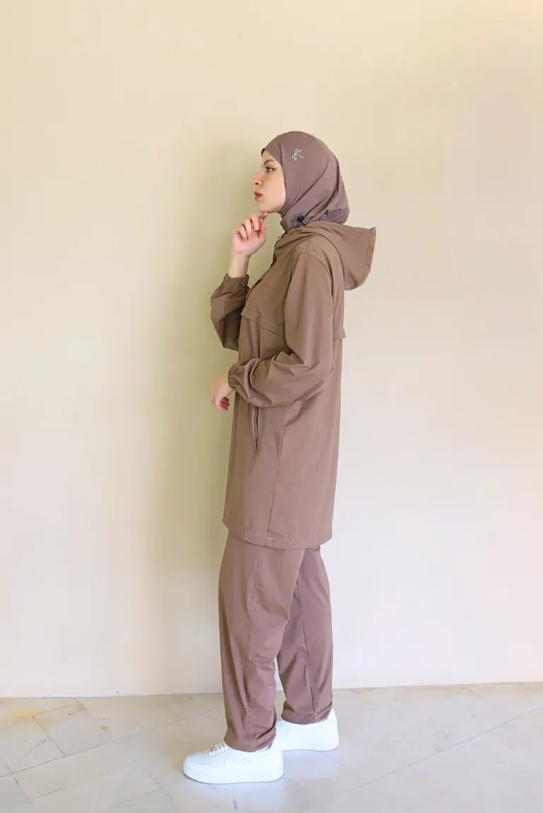 SurveÌtement Femme VoileÌe Marron de coteÌ