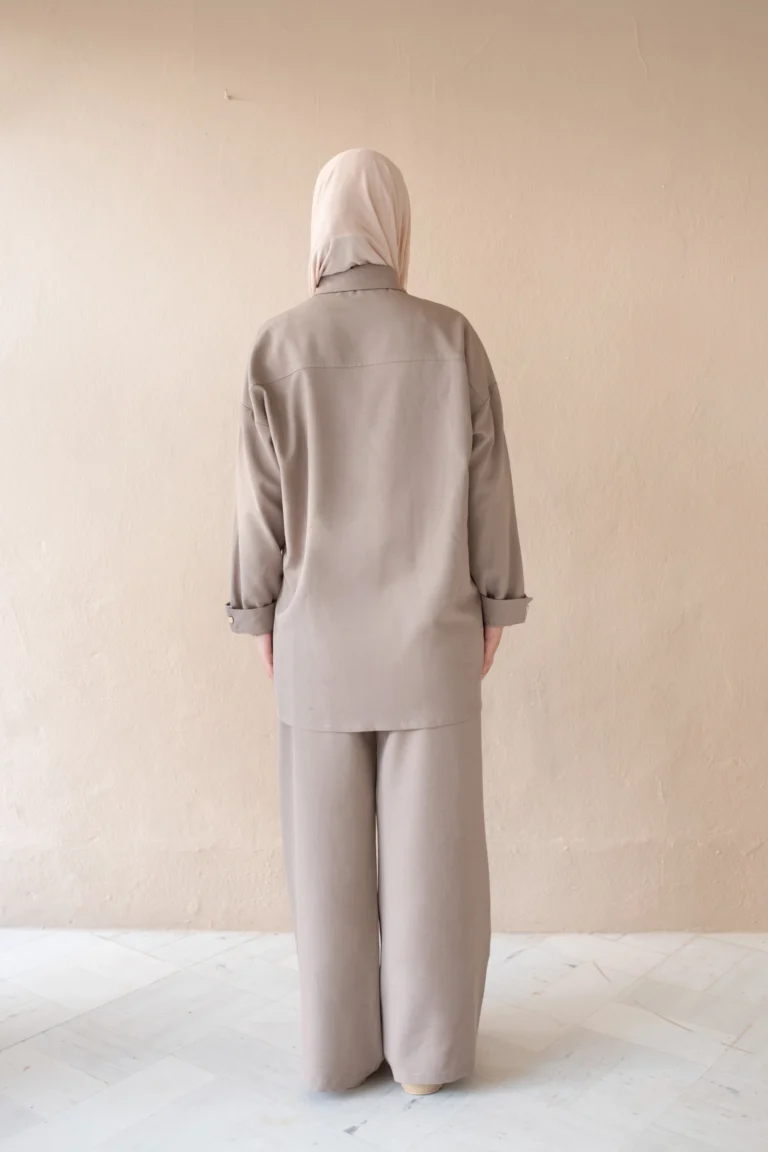 Ensemble Femme voilée Perle beige pose de dos