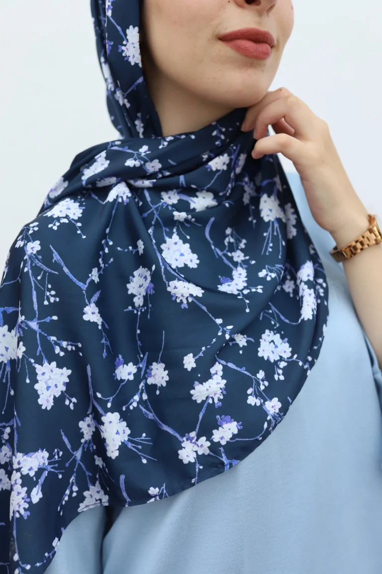Hijab Chiffon Bleu Marine à Fleurs Blanches Sakura