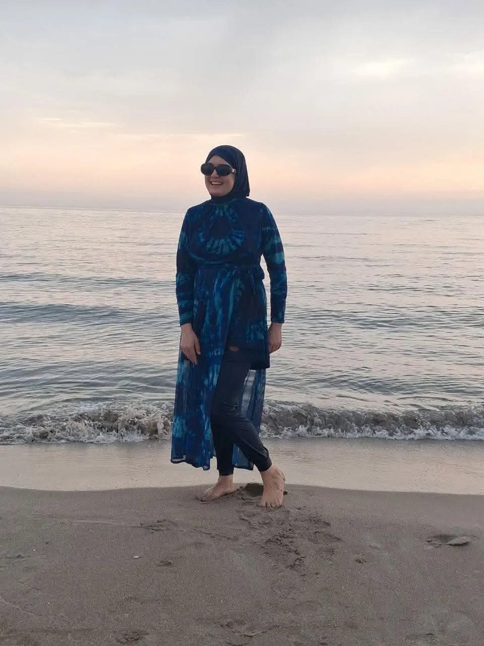 Click to view full screen Burkini Moderne Aquarelle Bleu : Maillot de Bain 4 Pièces avec Tunique Légère photo review