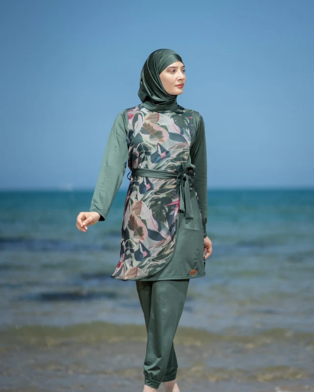 Maeva Burkini – Fresh & Elegant 🌿
Fall in love with Maeva in tropical green 💚
✨ Elegant, modest and breezy
🌺 Light tropical tulle details
🧕 Matching scarf included
👘 Sheer kimono-style cover-up
Perfect for chic beach days – available now!