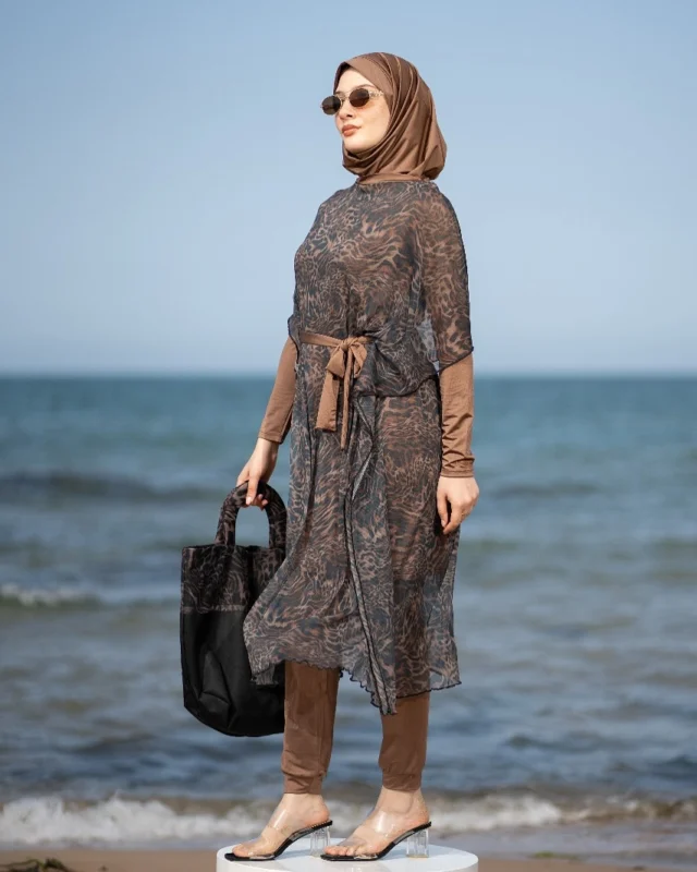 ✨ EDEN – L’élégance sauvage à fleur d’eau 🐅
Affirme ton style cet été avec notre burkini 4 pièces au motif tigre discret et raffiné.
Conçu pour les femmes audacieuses qui recherchent confort, couvrance… et caractère.
💦 Léger, opaque, et ultra tendance – Il t’accompagne de la mer à la piscine, sans compromis.
📦 Disponible dès maintenant !