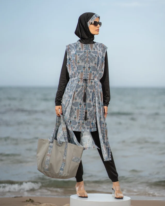 🖤 Burkini Soline – Élégance & Pudeur
Confort, fluidité et détails raffinés pour un été tout en confiance.
Disponible en 4 pièces, en édition limitée.
📦 Commandez dès maintenant !
#BurkiniSoline #ModestSwimwear #MayaSquare