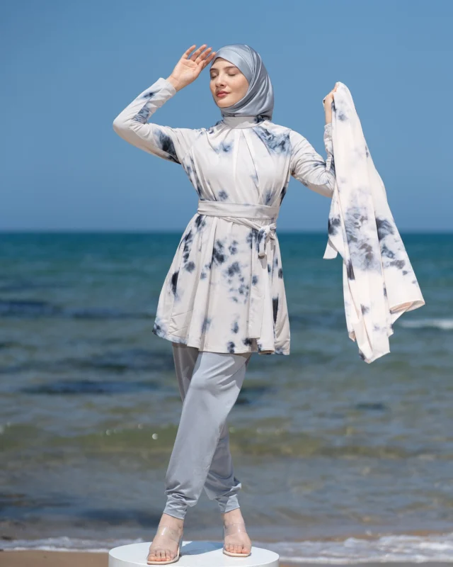 Burkini Gris Azur – Élégance et liberté de mouvement
Un modèle 4 pièces pensé pour le confort et la pudeur : haut léger imprimé, pantalon ample, bonnet ajusté et cache-maillot façon jupe.
Idéal pour la plage ou la piscine ☀️
Disponible dès maintenant 💧