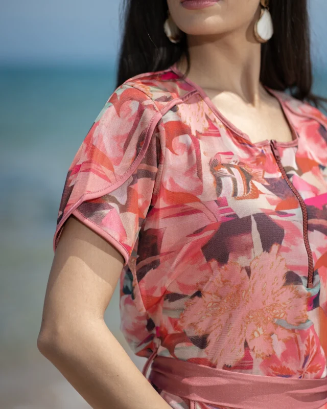 🌸 Aura Rose – Élégance & Liberté de Mouvement
Ce maillot 2 pièces associe un haut demi-manche en tulle imprimé floral et un short long moulant, pour une allure romantique et moderne.
Confortable, couvrant et parfaitement adapté à la baignade comme aux balades en bord de mer.
#MayaSquare #AuraRose #MaillotModeste #SwimInStyle #ModestSwimwear