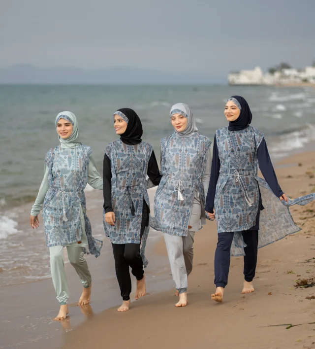 ✨ Burkini Soline – Chic & Confort Fluide
Un modèle 4 pièces alliant élégance et couvrance : haut long, pantalon fluide, cache-maillot ceinturé et foulard assorti. Léger, pratique et stylé pour toutes vos escapades balnéaires.