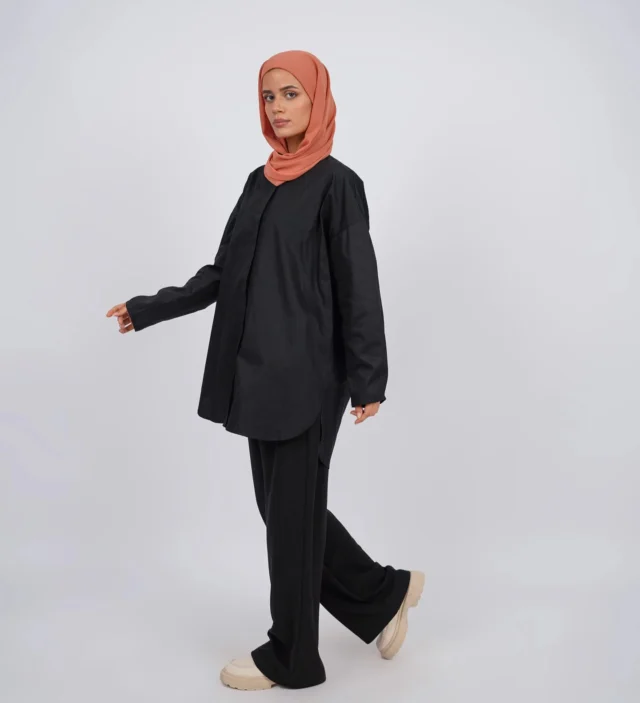 🖤 Total Look Noir en Promo 🖤
Composez votre tenue chic et moderne avec :
✨Chemise oversize noire à boutons cachés
✨Pantalon large taille haute noir
🧕 Foulard Maya Square assorti
Un ensemble sobre, raffiné et intemporel – désormais en promotion exclusive.