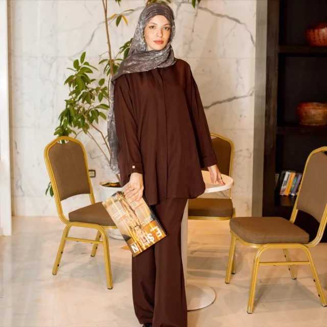 She moves with confidence,
dressed in softness and elegance. ✨
Here is our Perle Set — a modest, elegant, and minimalist set designed to elevate simplicity.
Composed of two pieces — a flowy shirt and straight-cut matching trousers — it charms with its refined silhouette and natural drape.
Its soft, neutral taupe tone adds a touch of timeless warmth, perfect for a look that’s both sophisticated and serene. 🤍