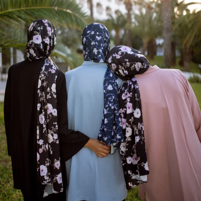 A breath of freshness, the softness of flowers, and an irresistible harmony of colors 🌸✨
Discover our new collection of high-end printed scarves… pieces that will melt your heart ❤️‍🔥