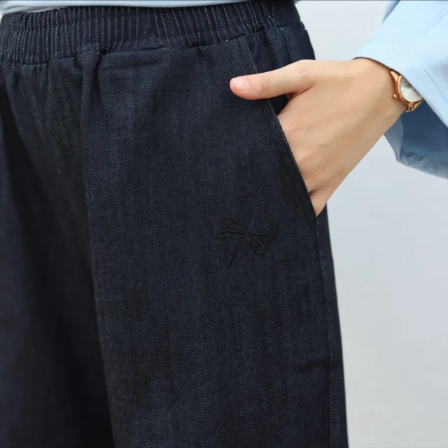 Discover our oversized jeans with an elastic waistband: ultra-comfortable, stylish, and perfect for an effortless trendy look.
Modern fit, total comfort — the essentials for your everyday outfits.